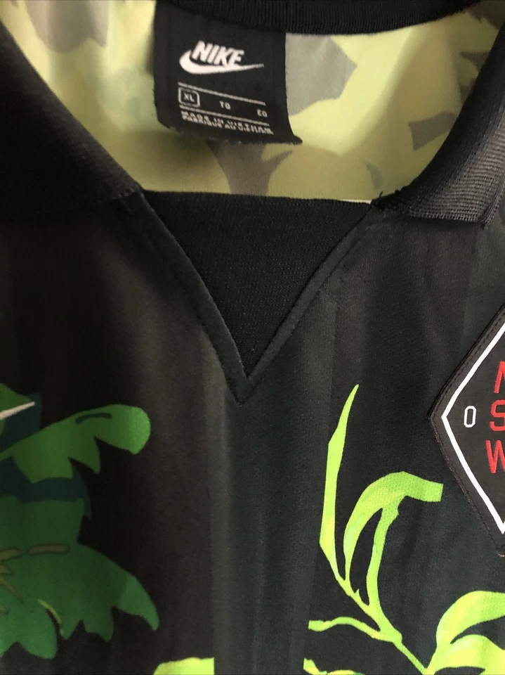 Camiseta de fútbol Nike NSW 08 floral hawaiana polo para hombre talla XL negra verde Foto 4 de 4