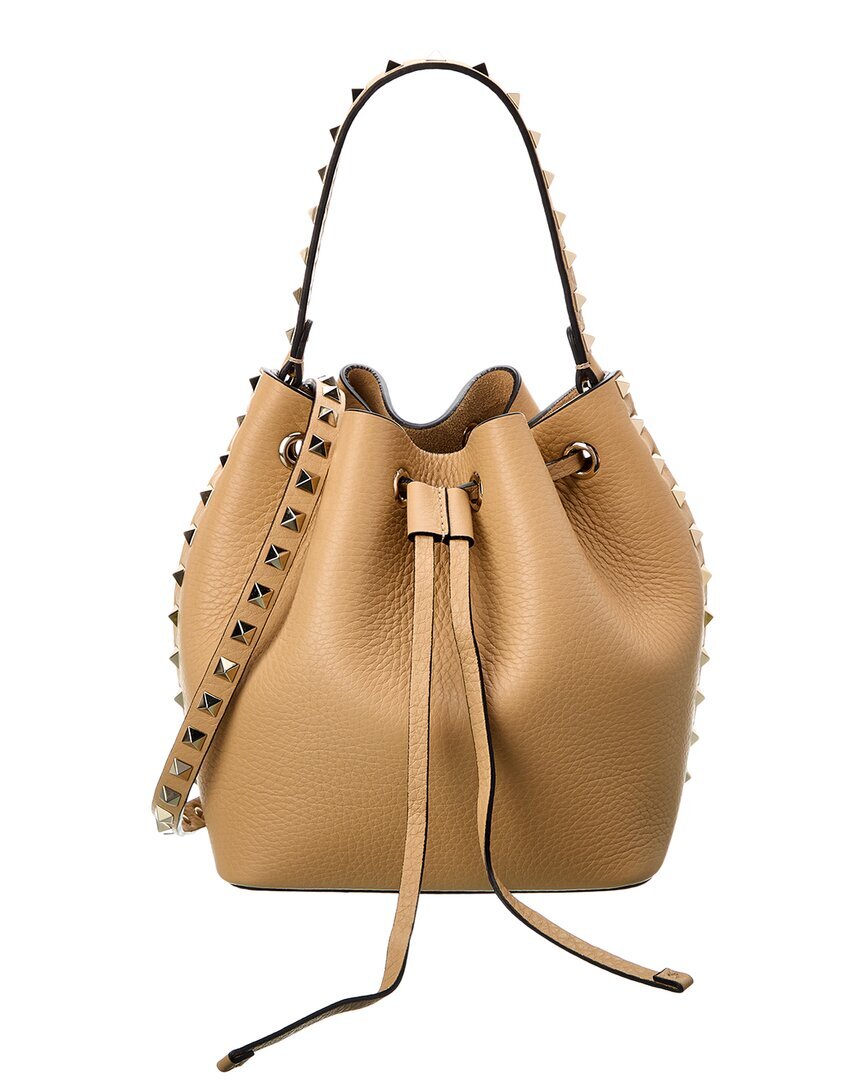 Женская сумка-ведро из зернистой кожи Valentino Rockstud коричневого цвета