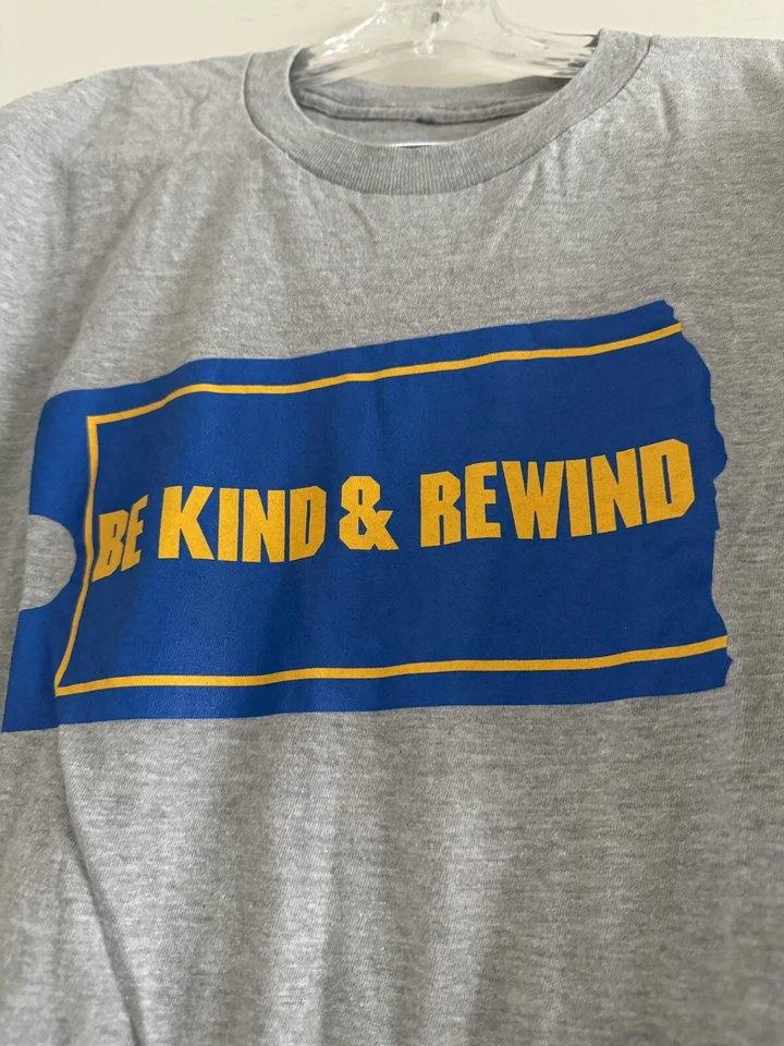 Camiseta BLOCKBUSTER-Be Kind & Rewind para hombre gris con logotipo de boleto DVD/VHS alquiler-GRANDE Foto 3 de 4