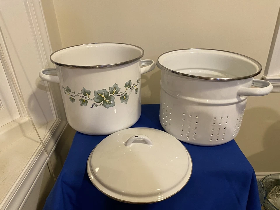 Vintage Callaway Pattern Enamelware Stock Pot, Strainer and Lid - Image 2 of 3