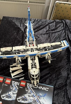 LEGO Technic 42025 Cargo Plane / Frachtflugzeug – mit Anleitung – - Bild 1 von 4