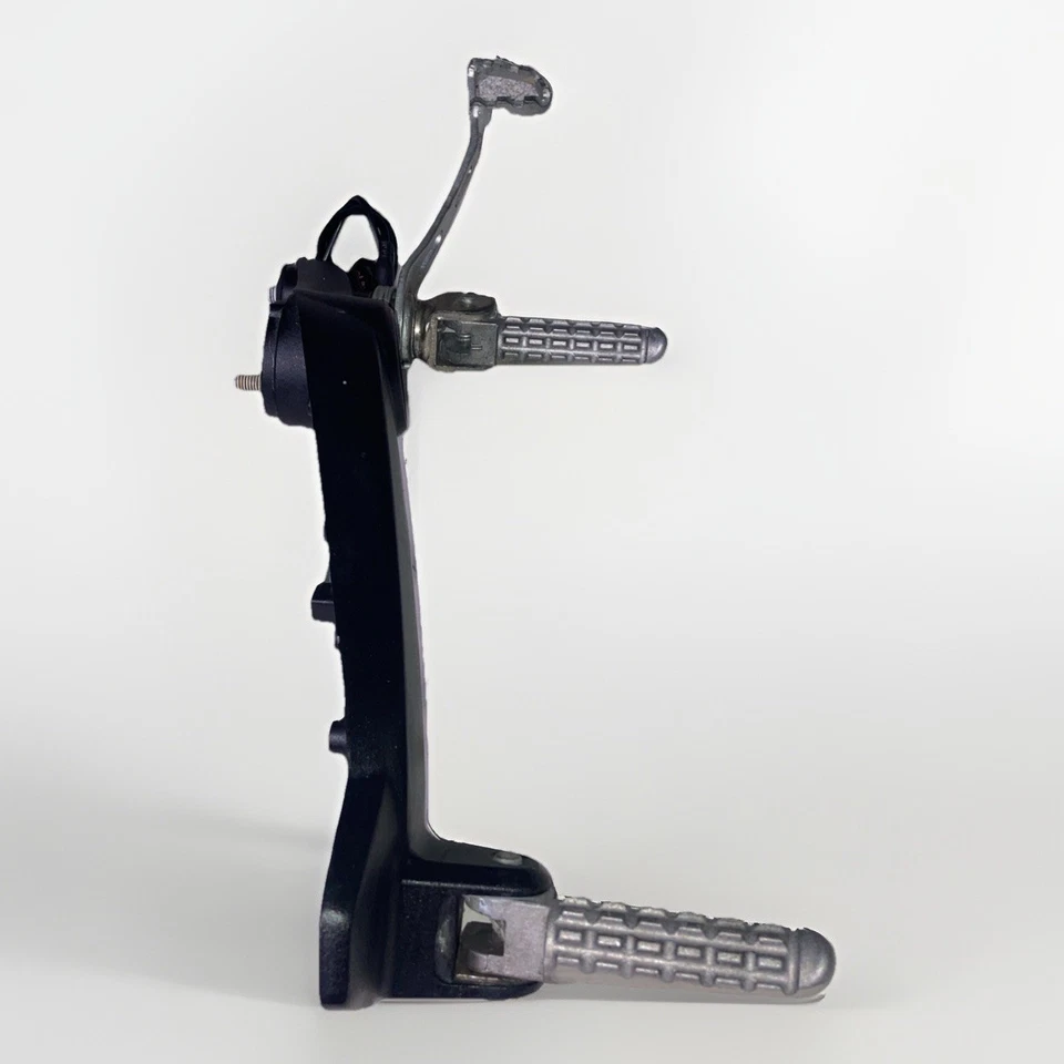 Placa de soporte de estriba derecha genuina Ducati Scrambler 82412821AA conjunto OEM Foto 2 de 4