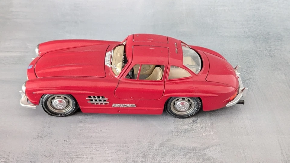 Bburago Modellauto 1:24 PKW Mercedes Benz 300 SL 1954 rot Oldtimer Sammlerstück - Bild 2 von 4