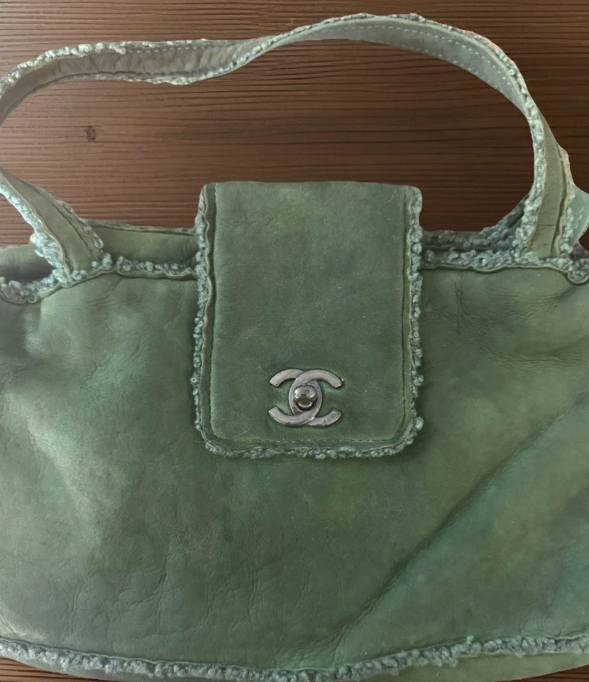 Chanel Green Suede Shearling Trim CC Turnlock Handbag - Image 3 of 4