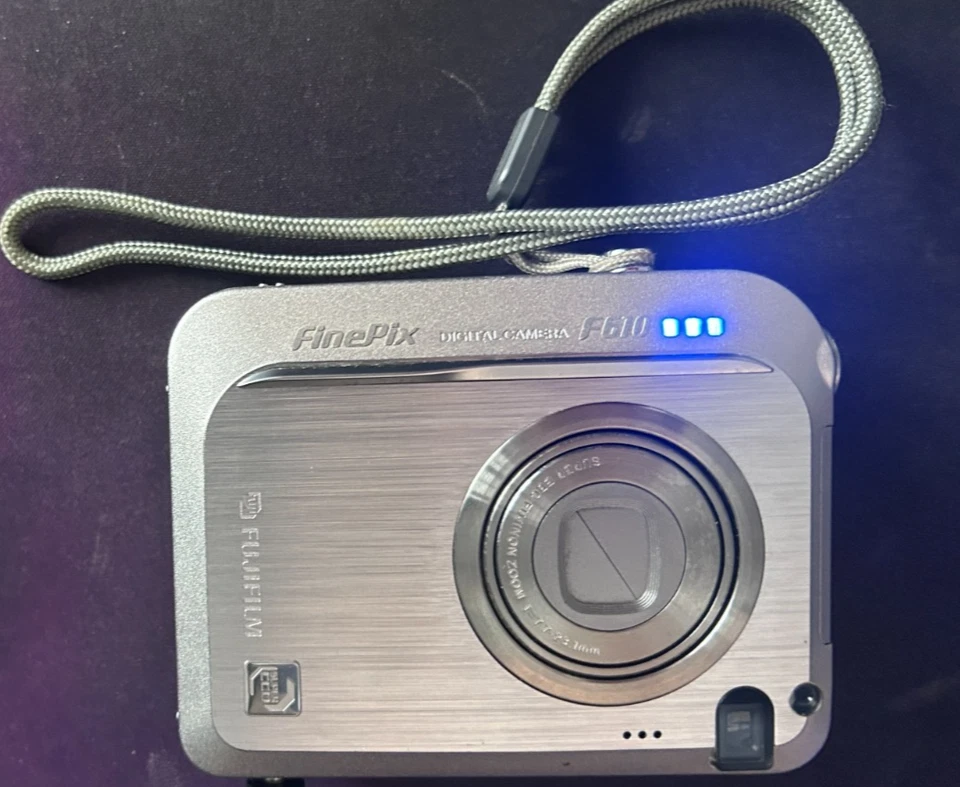 Fujifilm FinePix F610 Y2K Vertical Digicam – Tested & Working, photo 1 of 3