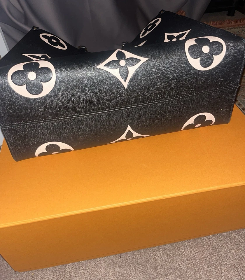 Bolso de Mano Louis Vuitton OnTheGo GM Monograma Gigante Negro Beige Auténtico Grande LV Foto 3 de 4