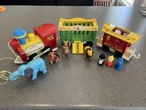 Vintage FISHER PRICE PLAY FAMILY CIRCUS TRAIN 991 Little People