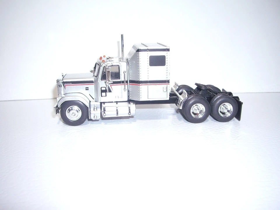 IXO USA EDITION 1/64 GMC GENERAL 1980 WITH SLEEPER SAME SCALE AS DCP - Image 2 of 4