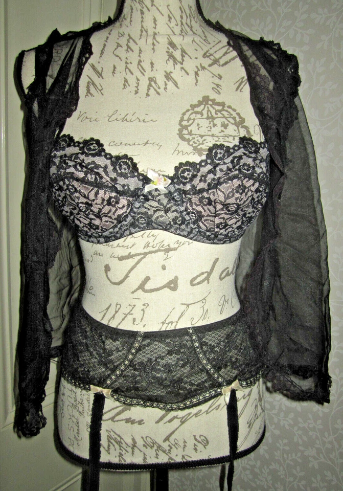 Antigo conjunto de lingerie de renda preta e rosa da década de 1950 - sutiã push up, cinto de liga, top transparente