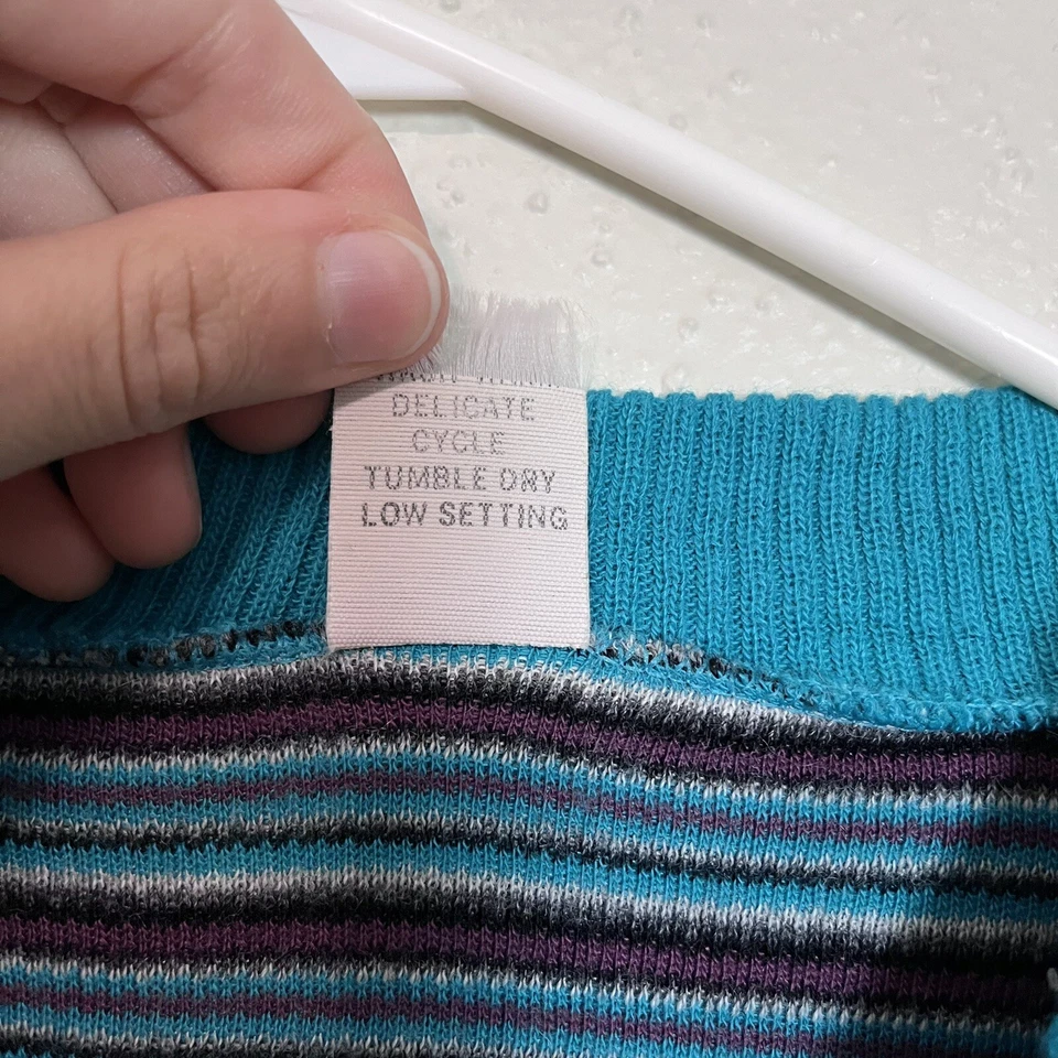 Camisa suéter feminina malha vintage década de 1970 listrada azul multicolorida gola V tamanho P - Imagem 4 de 4