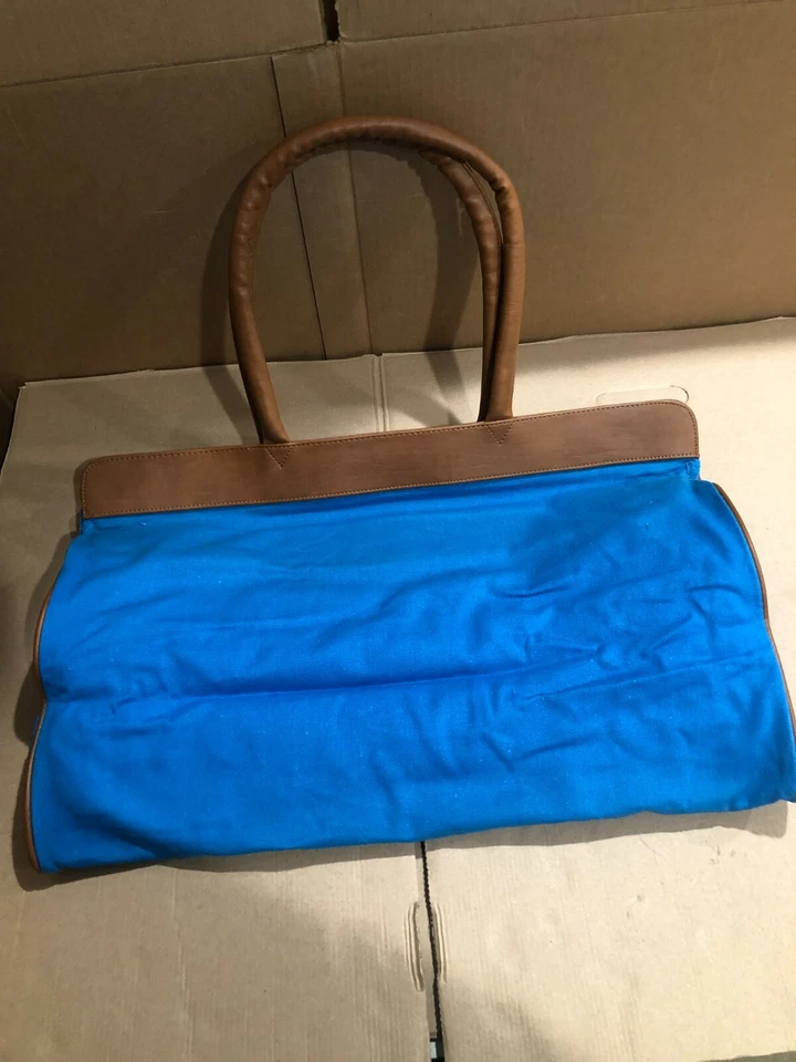BOLSO DE MANO AVON AZUL LONA CON CREMALLERA CON CUERO MARRÓN*20" LARGO Y 14" ALTO NUEVO Foto 3 de 4