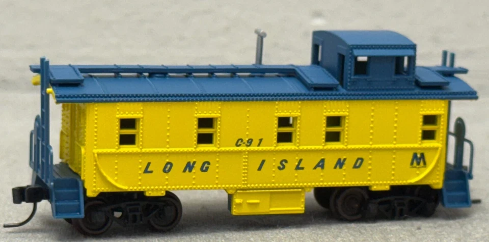 Atlas 35548 N scale Long Island C-91 Offset Cupola Caboose - Image 2 of 4