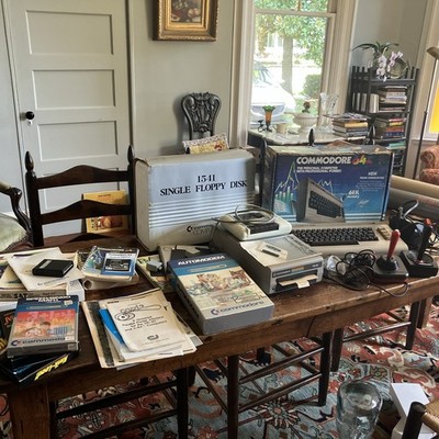 HUGE Vintage Commodore 64 Lot   C64 Computer in Box, VIC-1541 Drive -- Powers On