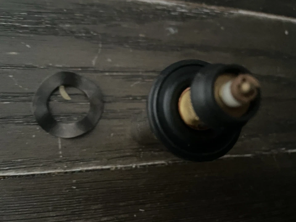 107 123 126 560SL 560SEL 420SEL 380SL 560SEC 500SEC Heater Mono valve 0008350644 - Image 2 of 4