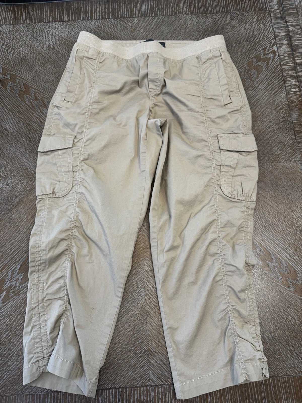 Eddie Bauer Beige Capri Pants Sz 10 Waist 32” Inseam 24” Cargo Pocket Mid Rise