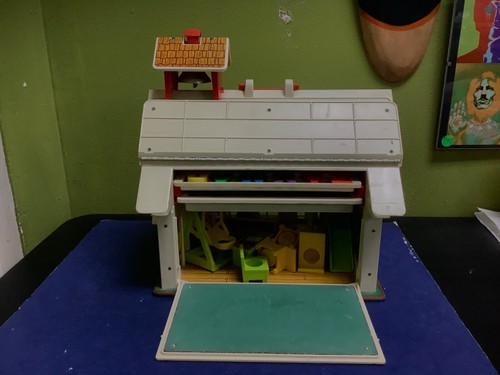 VINTAGE 1971 FISHER PRICE PLAY FAMILY SCHOOL HOUSE LITTLE PEOPLE - preowned - Picture 6 of 17