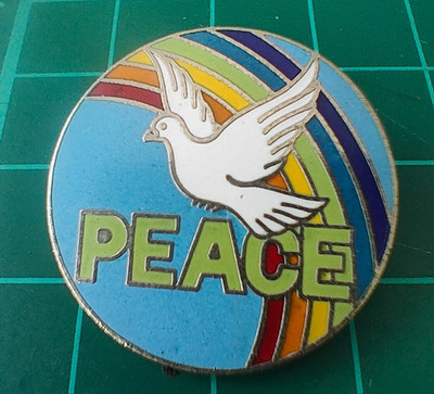 Original Politischer Protest CND Pin Anstecker Frieden Atomfeldzug Taube Regenbogen