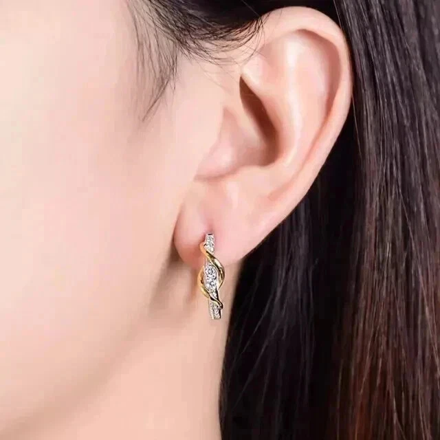 Encantador pendiente aro chapado en oro de 2 tonos diamante simulado corte redondo de 3 quilates Foto 2 de 4