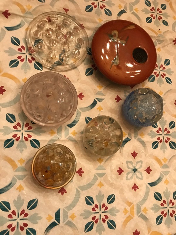LOT OF 6 ASSORTED GLASS AND CERAMIC FLORAL FROGS