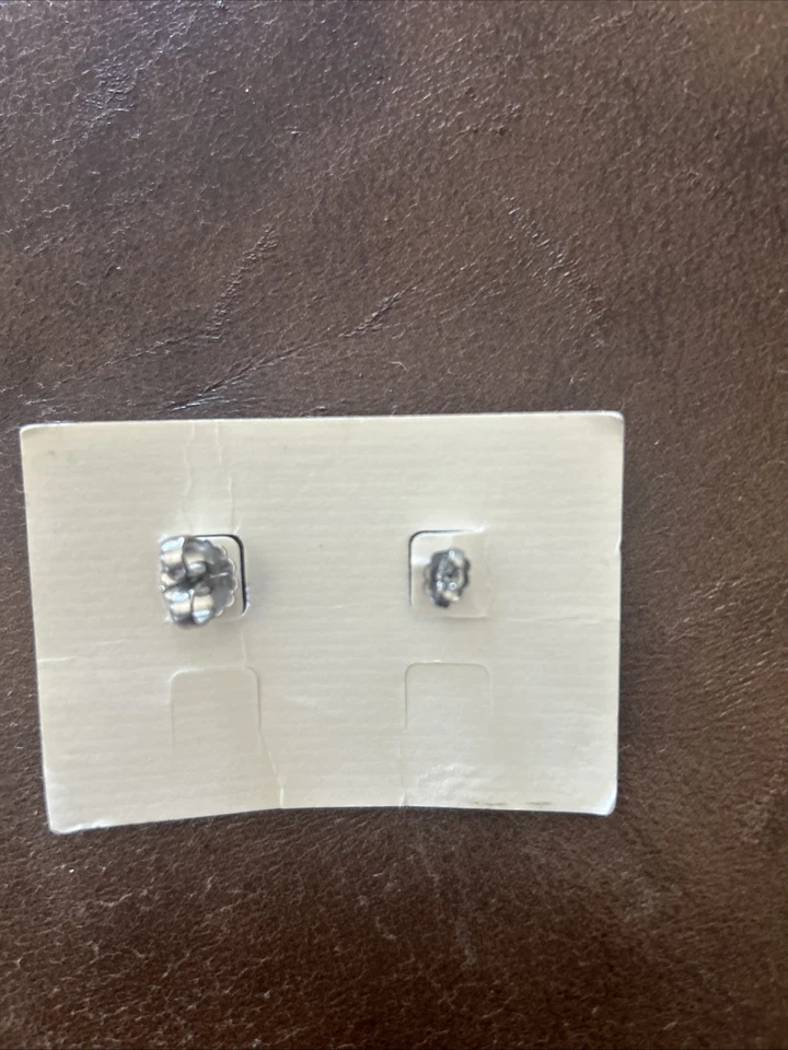 Pendientes enchapados de circonita cúbica, rodio Foto 2 de 2