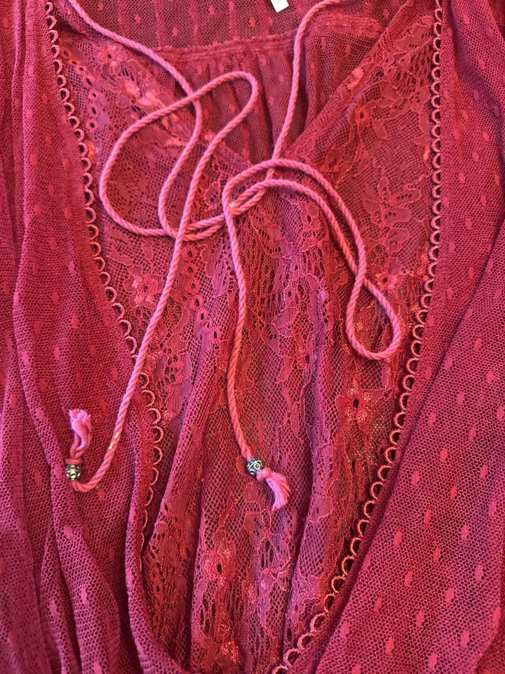 Blusa corta Free People roja de encaje transparente a lunares con mangas de campana talla M Foto 3 de 4