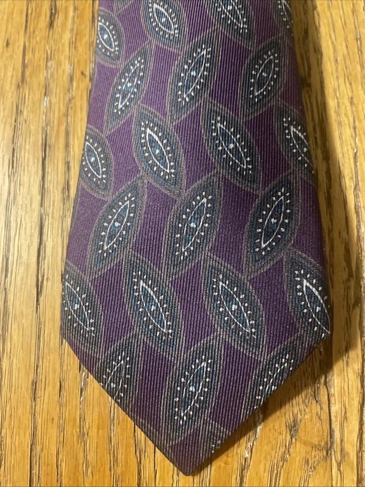 Corbata vintage usada en excelente estado Chanel geométrica de seda para hombre hecha en Italia Foto 3 de 4