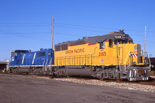 Union Pacific MP20-3 # 2105 + CEFX # 1509 @ Houston, TX 11/11/2006