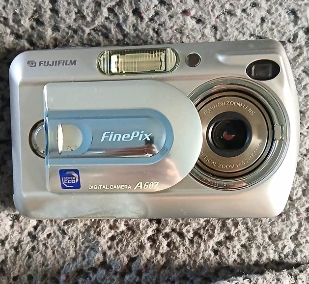 Silver Fujifilm Finepix A607 3x Optical Zoom Compact Camera AA Parts, photo 1 of 2