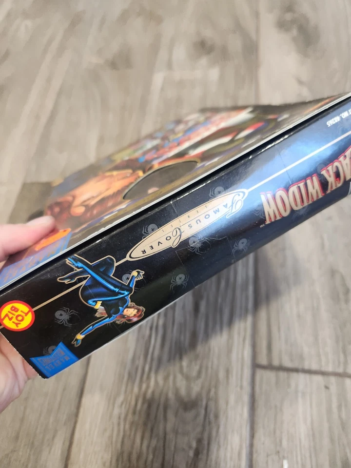 Clearance Marvel Famous Cover Series 8" F Black Widow Toy Biz 1997 Damaged Box - Image 4 of 4