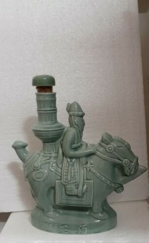 VINTAGE RARE GREEN CERAMIC ASIAN KOREAN LIMITED EDIT DECANTER SOJU LIQUOR BOTTLE - Picture 2 of 9