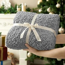 Amélie Home Textured Mulberry Throw Blanket Handmade w/Tassels Chunky soft 50x60