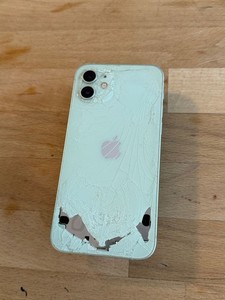 iPhone 12 Silber Akku 77  Hinten Kratzer Und Kapput Bisschen Vorne Kratzer