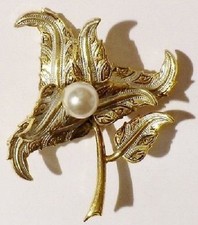 broche bijou vintage or de Tolède motif gravé floral relief perle nacré * 3584