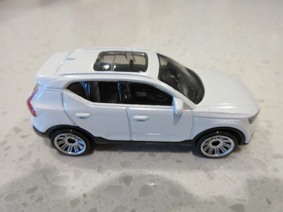 Coche de carreras de juguete fundido a presión Volvo XC40 2023 Matchbox blanco 1:64 Foto 2 de 4