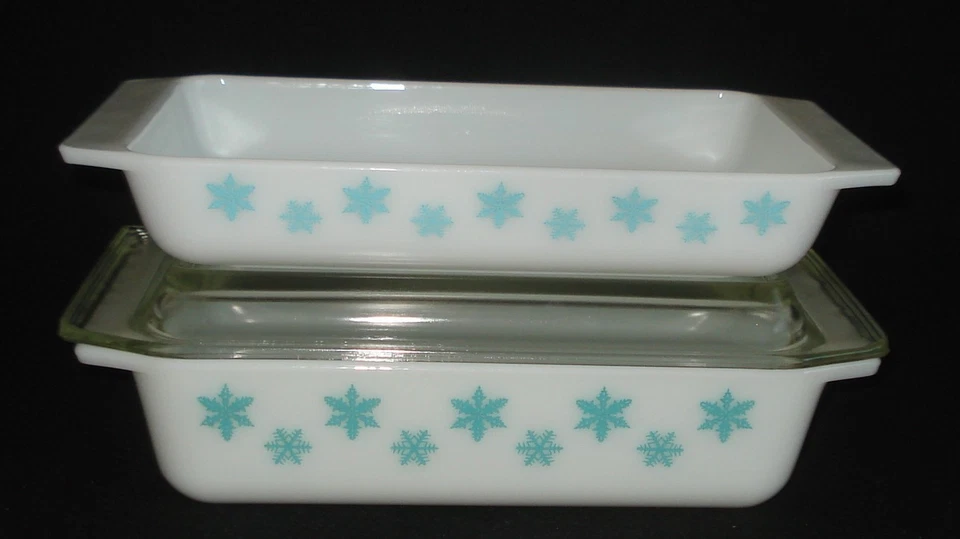 PYREX - 1 1/4 QT. & 2 QT. (548-575) Turquoise SNOWFLAKE Space-Saver, Lid Set - Image 3 of 4