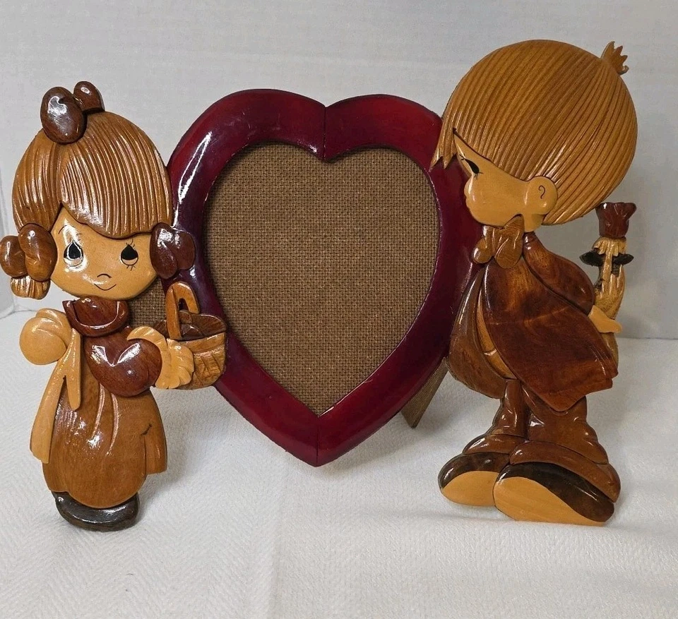 Marco de fotos tallado en madera de intarsia de colección niño niña corazón 12x9 raro usado en excelente estado Foto 2 de 4