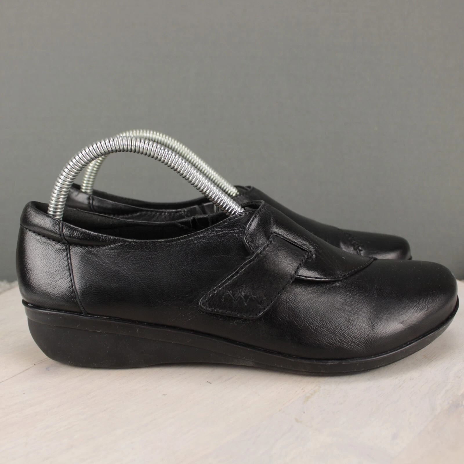 Mocassini donna Clarks Collection cinturino regolabile larghezza 8W pelle nera comodi