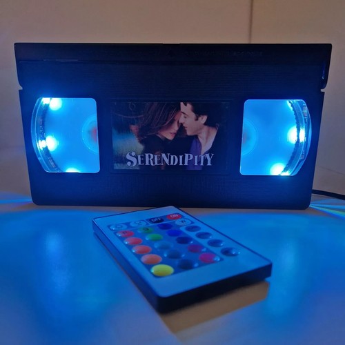 Rom Coms & Comedies LED VHS Videokassette Lampe Geburtstag Weihnachtsgeschenk Retro Licht - Bild 93 von 131