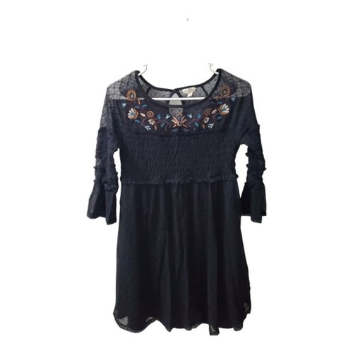 Vestido pequeño Mason & Belle negro encaje manga campana cerradura espalda bordado floral - Imagen 1 de 10