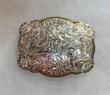 Crumrine Mfg. Silver Tone / Gold Tone Engraved Western Belt Buckle. Pre-owned.