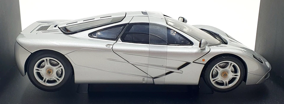 UT Models 1/18 Scale Diecast 530 133180 - McLaren F1 Roadcar - Silver - Image 4 of 4