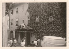 Vintage Foto Bulli/Transporter vor "Weißes Rössl" Hotel Auto Oldtimer PKW Car