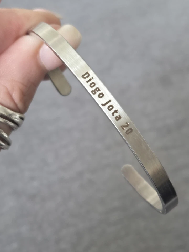 Pulseira ajustável Diogo Jota 20 titânio gravado sem mancha 70mm Reino Unido. Novo na caixa - Imagem 2 de 4