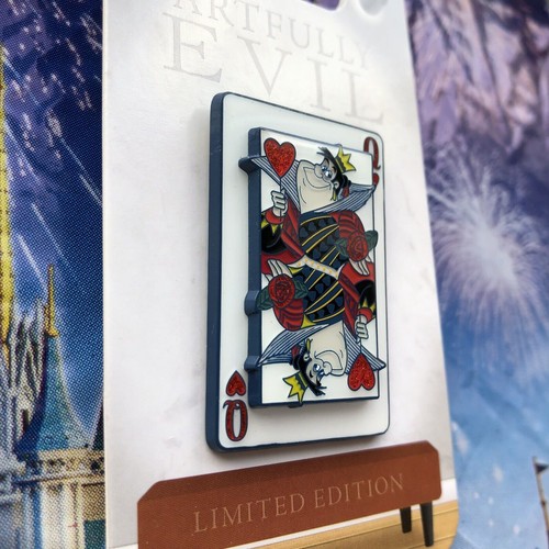 Prendedor LE Villano Artfully Evil 2021 Parques Disney Alicia País de las Maravillas Reina de Corazones - Imagen 3 de 6