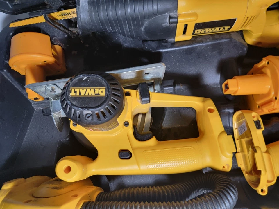 DEWALT 18-Volt Cordless 4 Tool Kit Drill, Saw, RECIP  Worklight  Great Condition - Image 4 of 4
