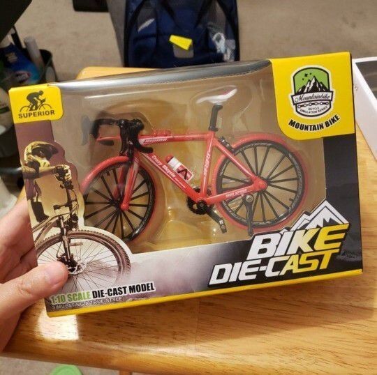 Mountain Matel Bike 1:10 Scale Diecast Model Bicycle Cross Mountain Replica, Red