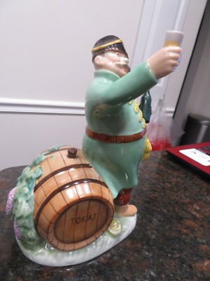 HEREND, SOLDIER DRINKING 