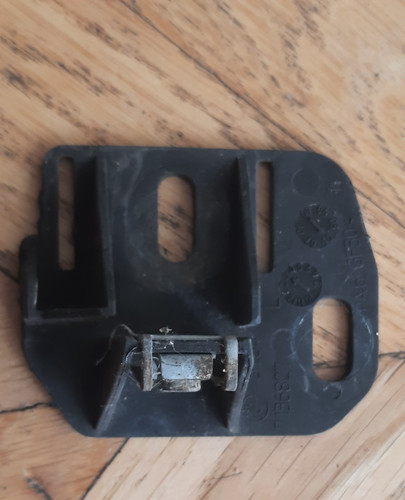 BMW 3 E90 E91  Kotflügel Halterung Scheinwerferarmhalter links  51647136827