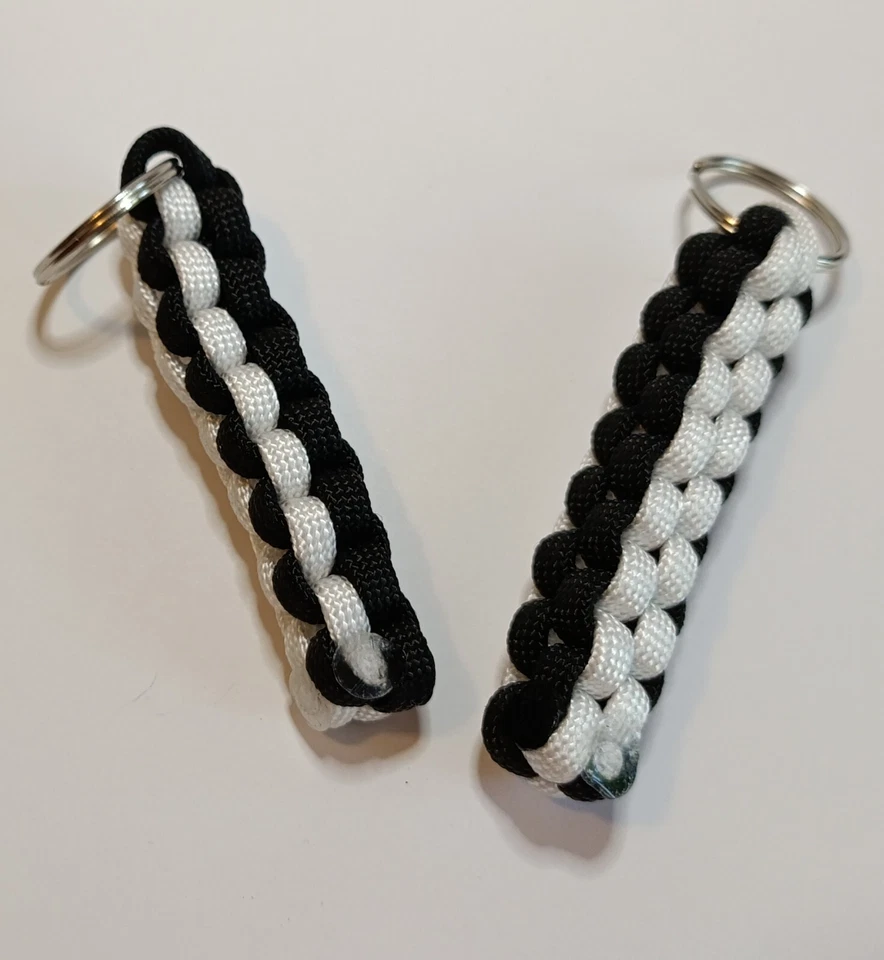 Portachiavi Fatto A Mano Calcio serie Juventus in Corda paracord 3mm Idea Regalo - Immagine 3 di 4