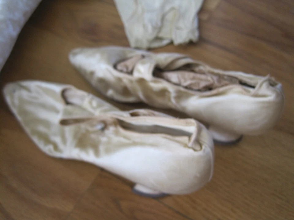 Boda francesa de encaje de seda con vestido de tren New Orleans eduardiano con zapatos guantes Foto 4 de 4